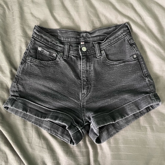 Levi’s Black Mom Short 25 - Picture 2 of 3